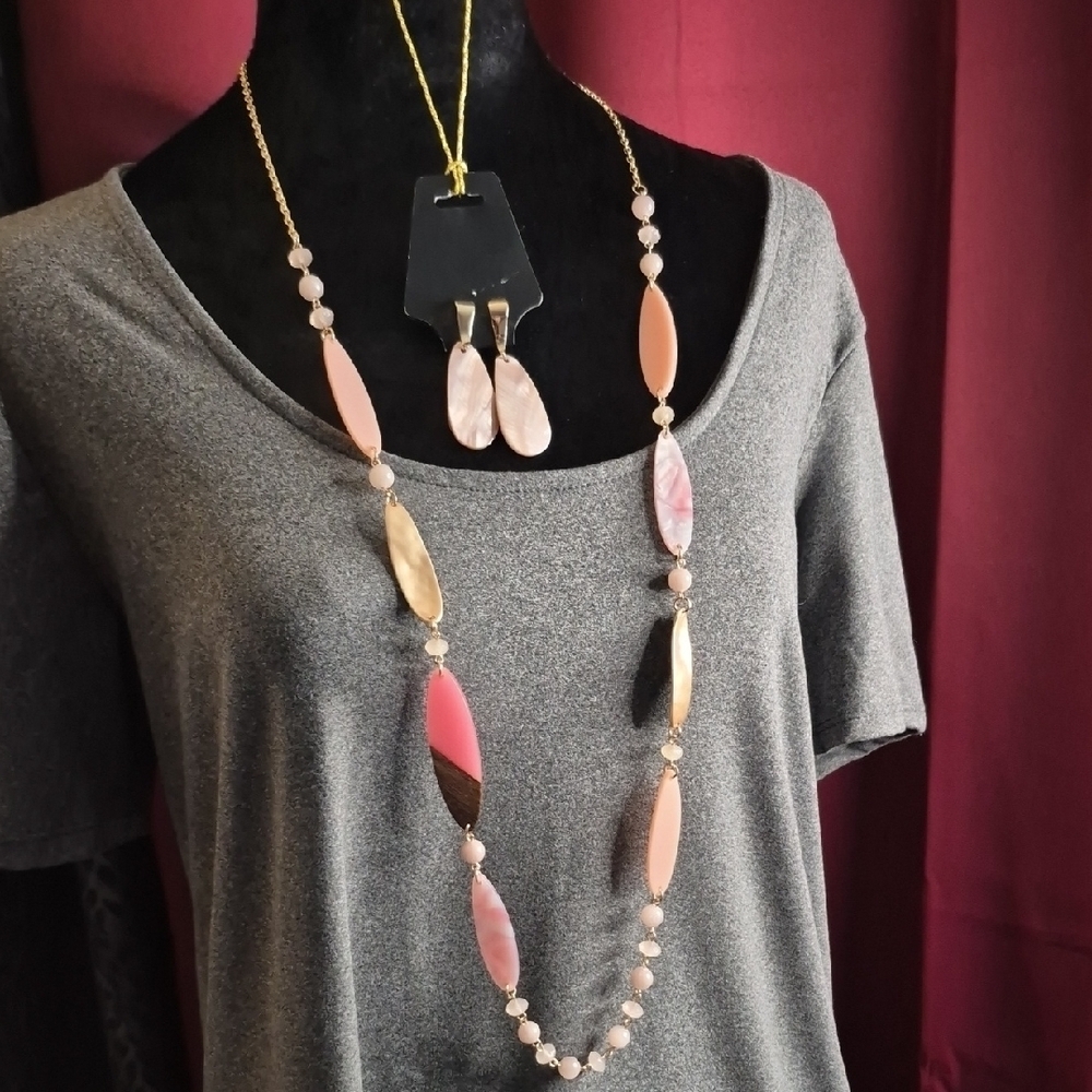 Gorgeous Coral Nacre and Gold Necklace and Earring Set (J65)